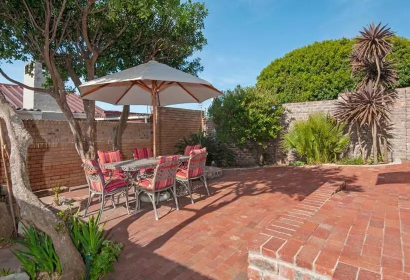 Talo 2 Makuuhuonetta, White Shark Guest House