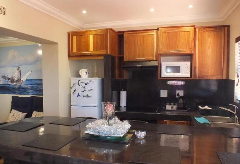 2间卧室的房子, White Shark Guest House