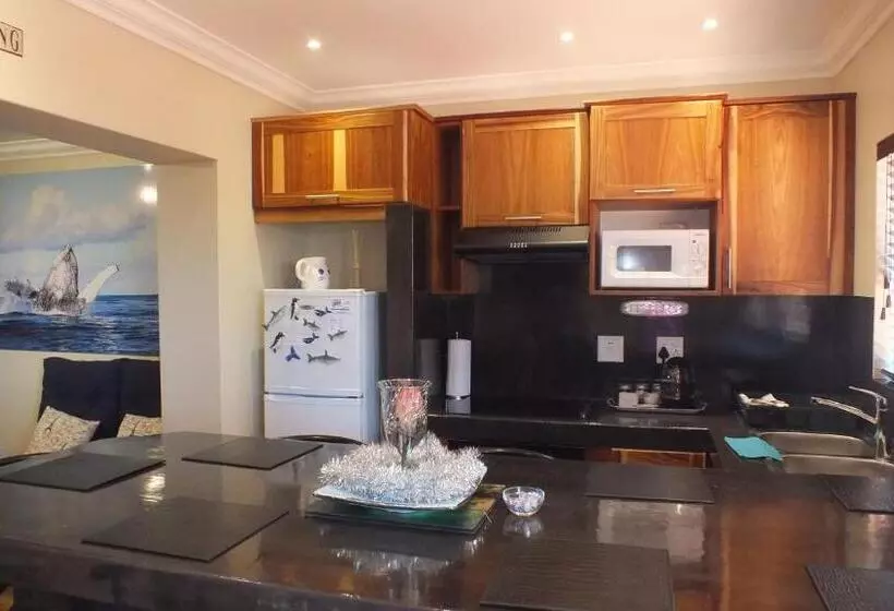 Talo 2 Makuuhuonetta, White Shark Guest House