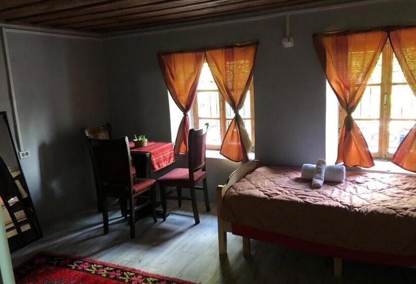 اتاق استاندارد, Guesthouse Kujtimi