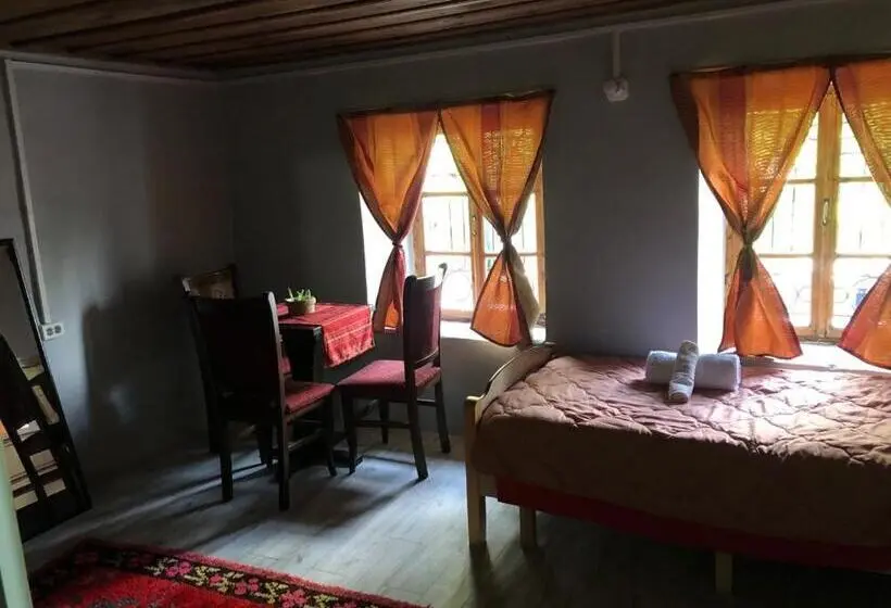 Standardrum, Guesthouse Kujtimi