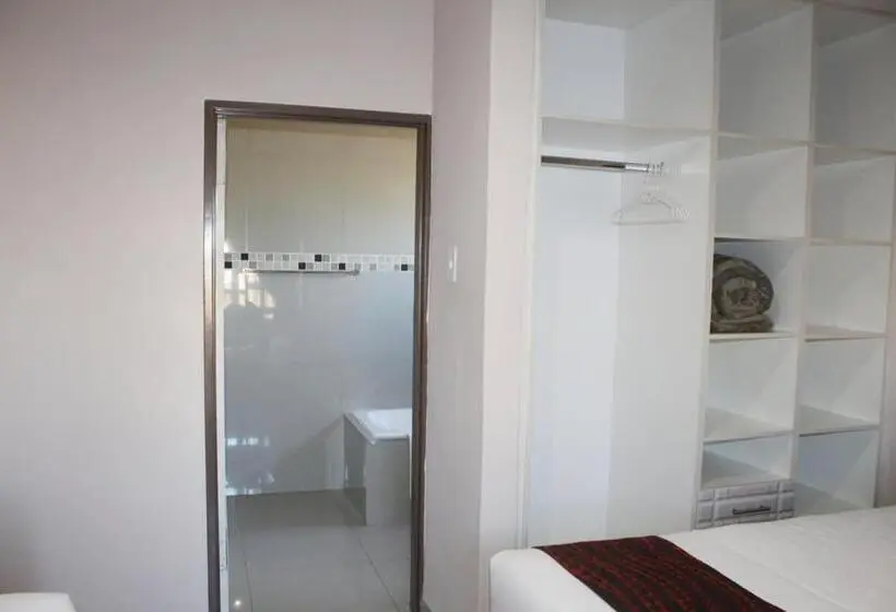 اتاق خانوادگی, Mmathaba Guest House