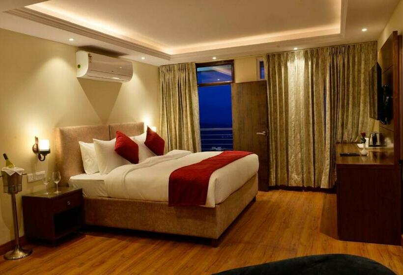 디럭스 룸 킹사이즈 침대, Rajgriha Kasauli