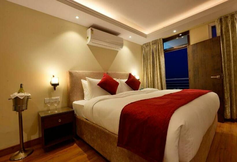 디럭스 룸 킹사이즈 침대, Rajgriha Kasauli