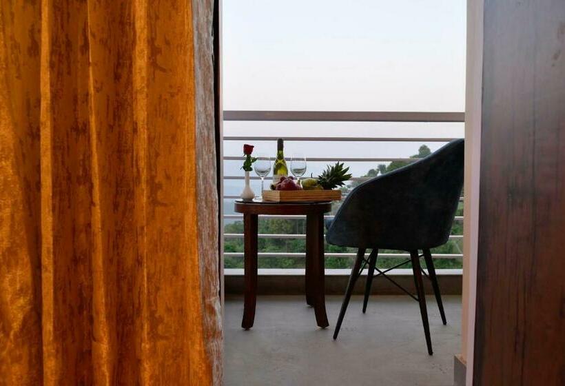 디럭스 룸 킹사이즈 침대, Rajgriha Kasauli