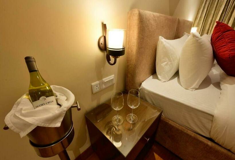 디럭스 룸 킹사이즈 침대, Rajgriha Kasauli