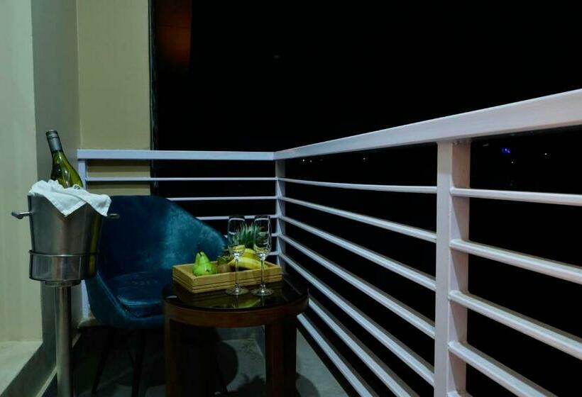 디럭스 룸 킹사이즈 침대, Rajgriha Kasauli