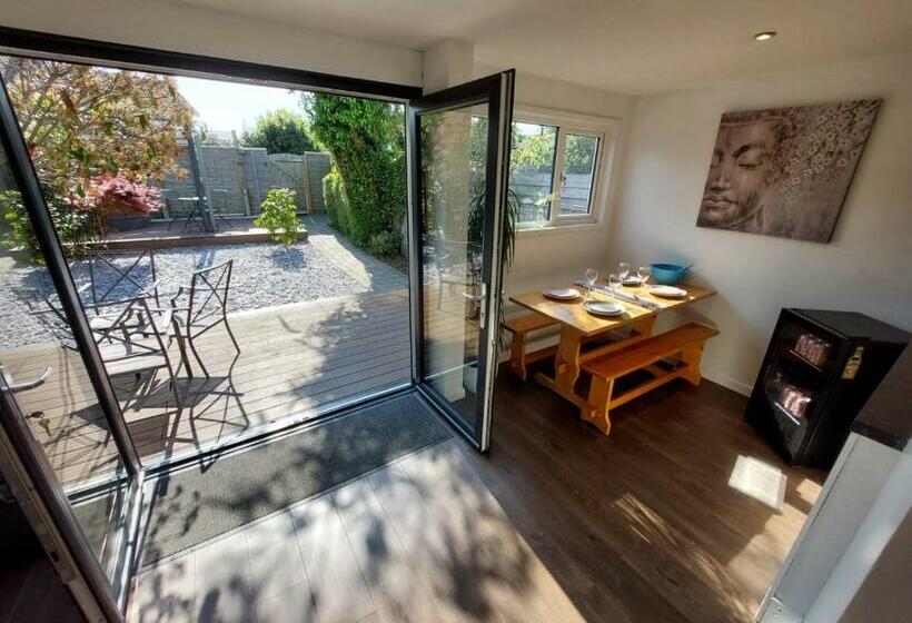 Дом 1 Спальня, Perfect Cowes Retreat With Hot Tub