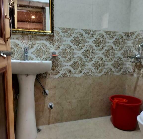 اتاق اکونومی, Spon Guest House