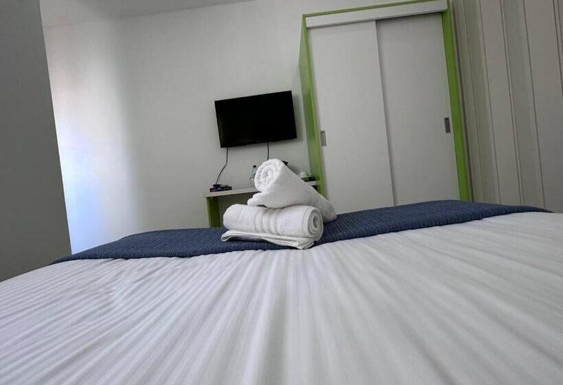 اتاق اکونومی, The Beach House