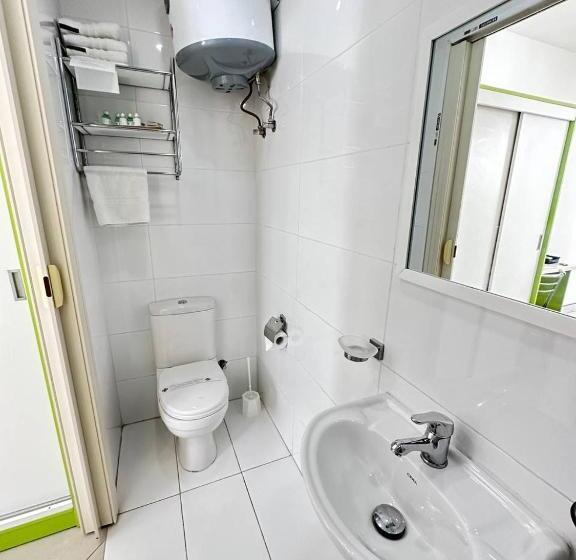 اتاق اکونومی, The Beach House