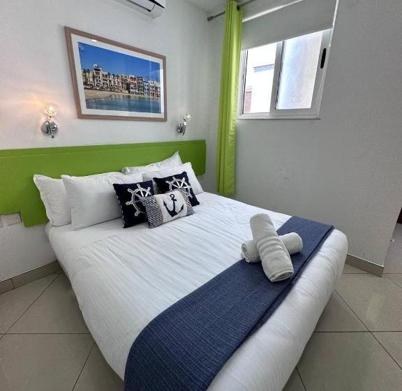 اتاق اکونومی, The Beach House