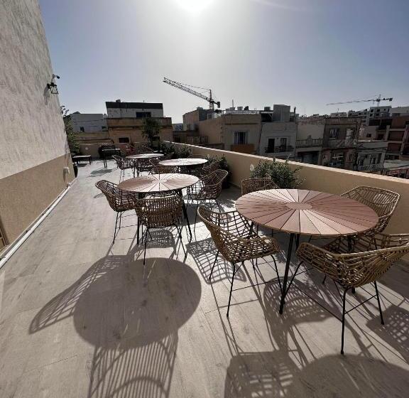 اتاق اکونومی, The Beach House