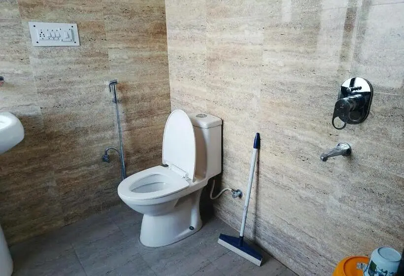 Economy-huone, Eminence Resort & Gym