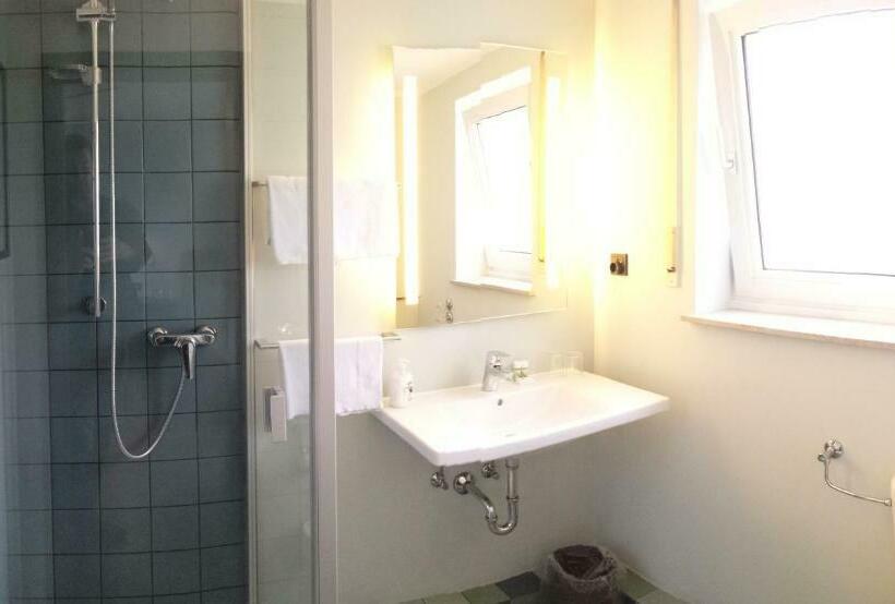 غرفة قياسية ثلاثية, Henry