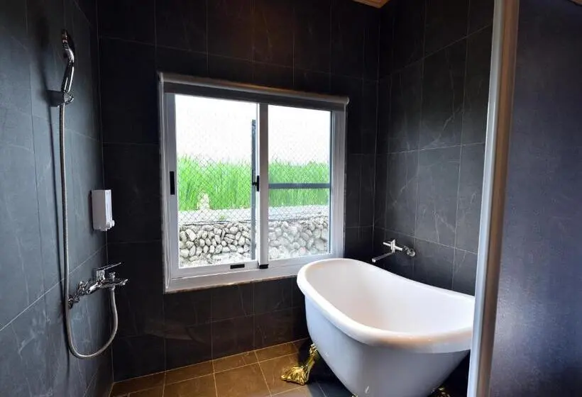 اتاق سوپریور چهار تخته, Leju Diary B&b