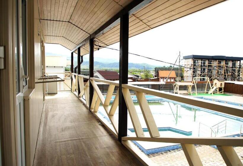 Economy Triple Room, соляний кристал