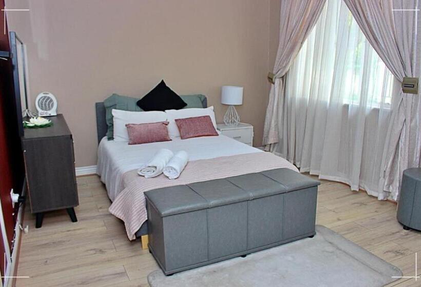 غرفة قياسية فردية حمام مشترك, The Global Link Hub