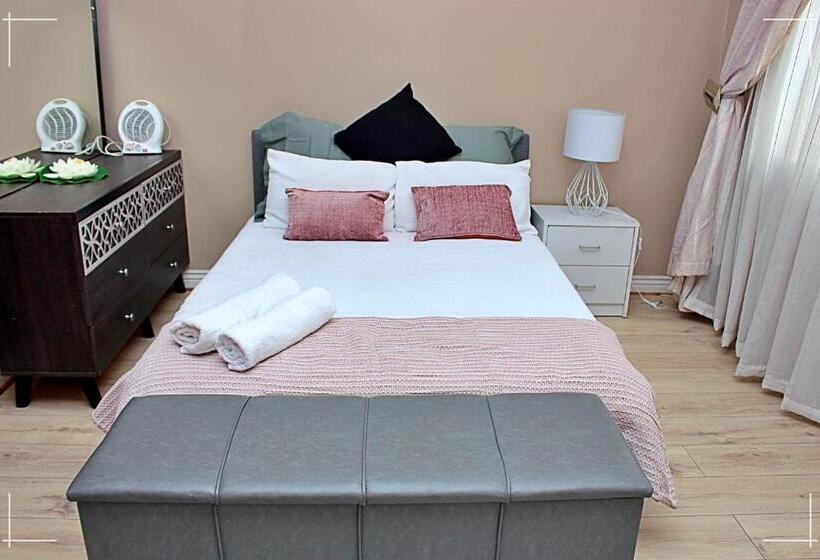 غرفة قياسية فردية حمام مشترك, The Global Link Hub