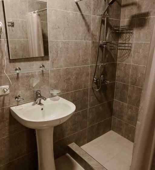 اتاق استاندارد سه نفره, Arsenas Guest House