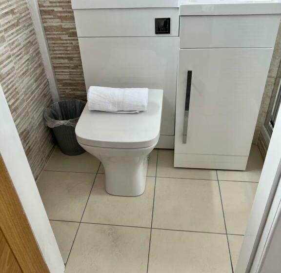 デラックスルーム, Earl David