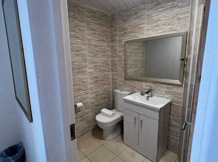 デラックスルーム, Earl David