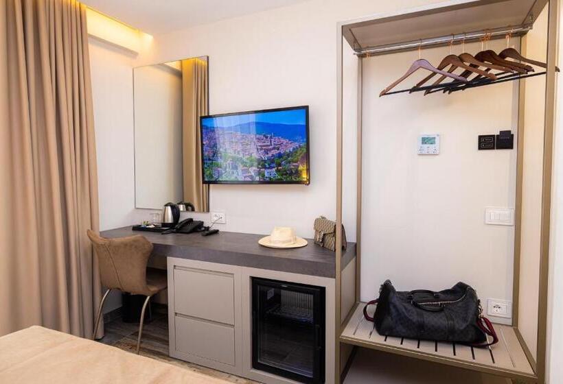 اتاق لوکس با بالکن, Patio Mare