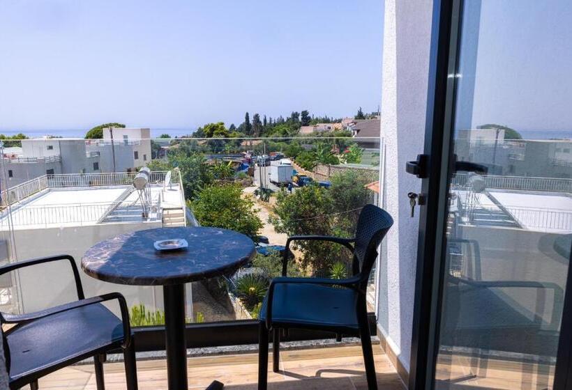 اتاق لوکس با چشمانداز دریا, Patio Mare