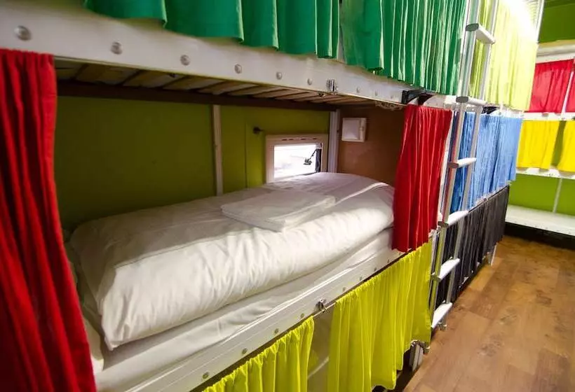 ルームシェアのワンベッド, Basecamp Bonn