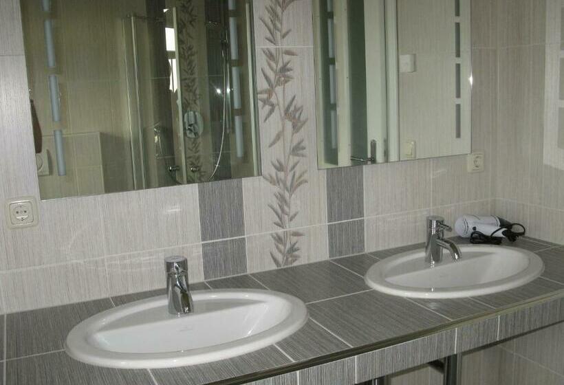 شقة غرفة واحدة, & Café Daheim