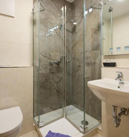 标准单人间, Garni Demmel