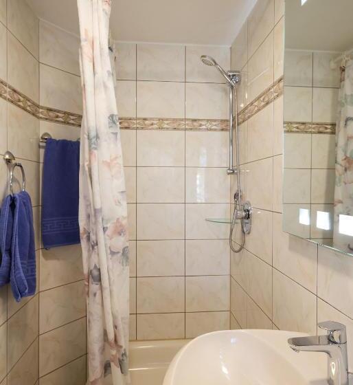 家庭间, Garni Demmel