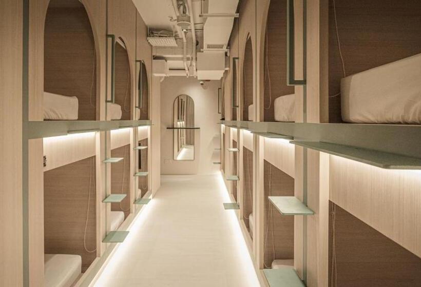 تختخواب در اتاق مشترک, Jyu Capsule