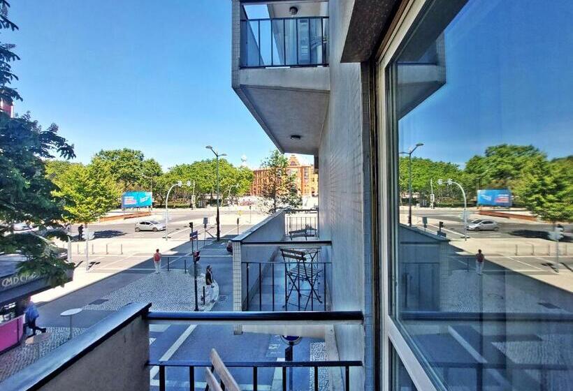 Cameră Triplă Standard, Obrigado Lisboa