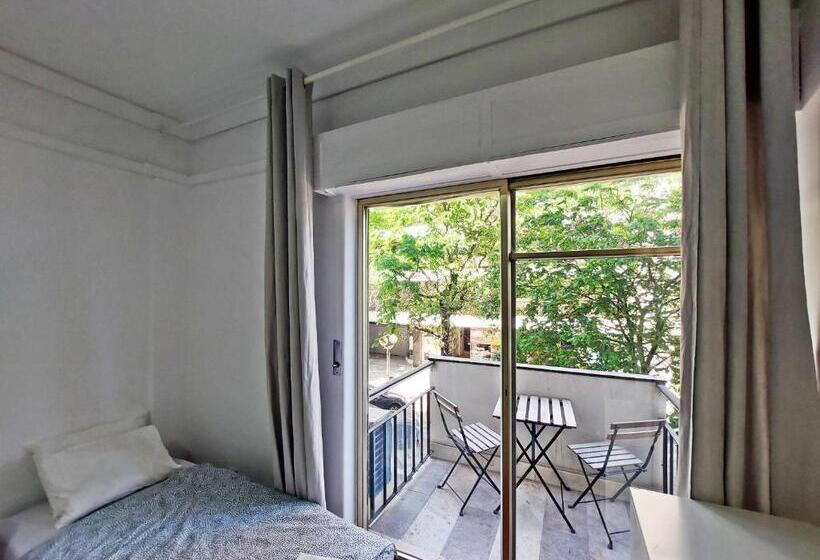 Cameră Triplă Standard, Obrigado Lisboa