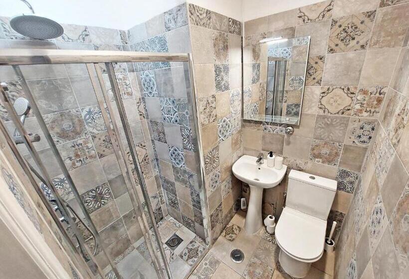 Cameră Cvadruplă Standard, Obrigado Lisboa