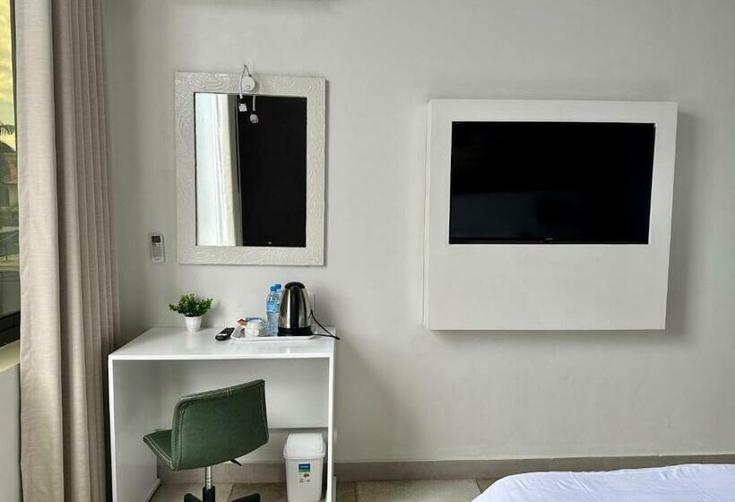 اتاق اکونومی, Yayo Masaki