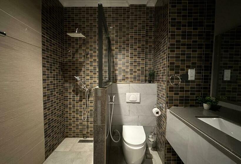 اتاق اکونومی, Yayo Masaki