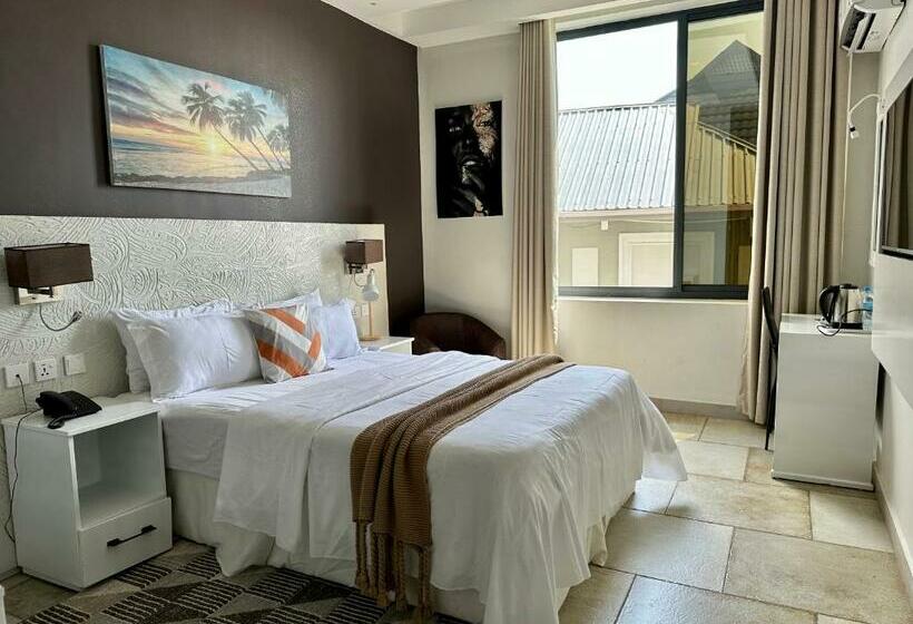 اتاق اکونومی, Yayo Masaki