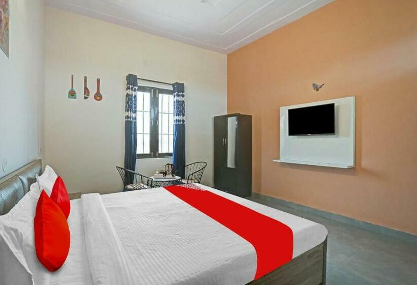 חדר קלאסי לשלושה, Oyo Sehgal Farms