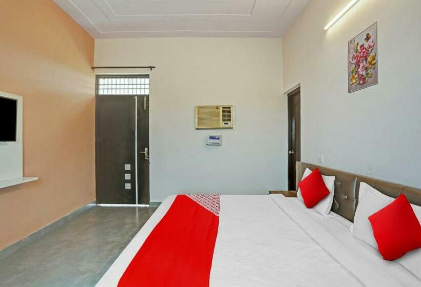 חדר קלאסי לשלושה, Oyo Sehgal Farms