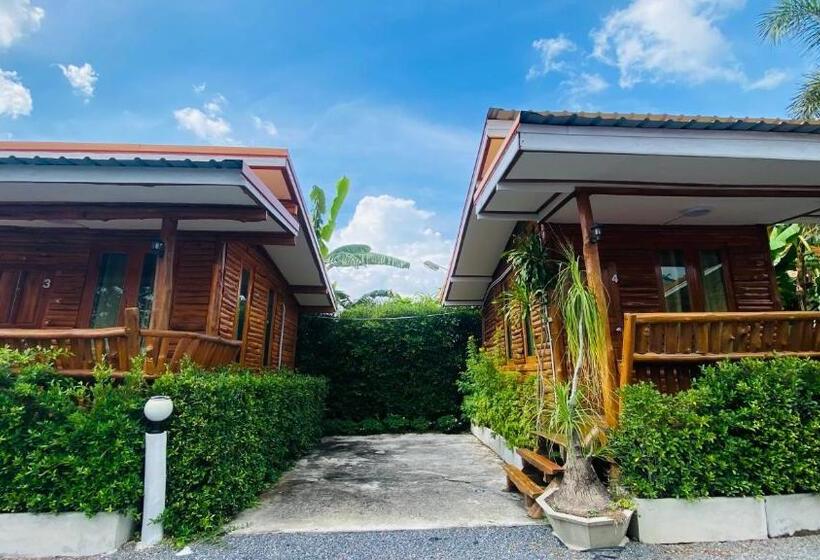 Deluxe Rum, ครัวบ้านไม้สัก โฮมสเตย์ เขาวงพระจันทร์ ลพบุรี