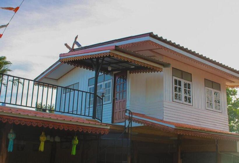 Familjerum, ครัวบ้านไม้สัก โฮมสเตย์ เขาวงพระจันทร์ ลพบุรี