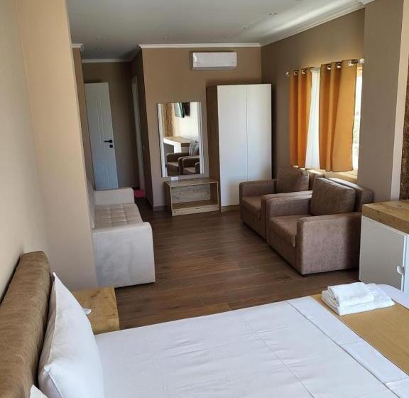 חדר לארבעה סטנדרטי עם מרפסת, Lider