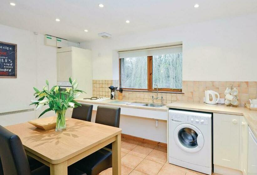 침실 2개 주택, Whipcott Water