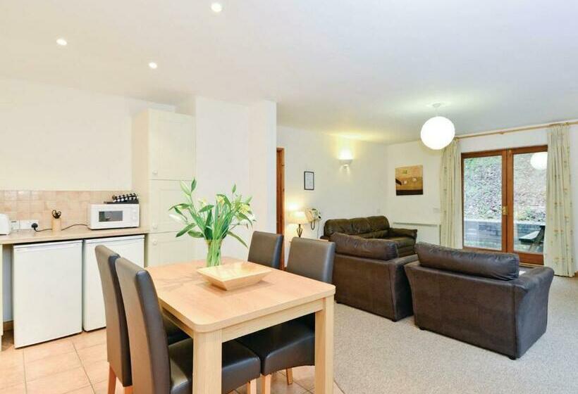 침실 2개 주택, Whipcott Water