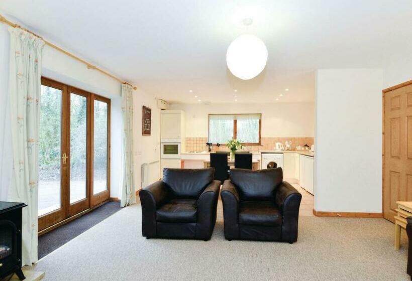 침실 2개 주택, Whipcott Water