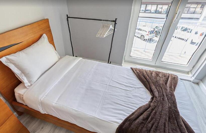 غرفة قياسية مزوَّدة بشُرفة, We Are Hostel