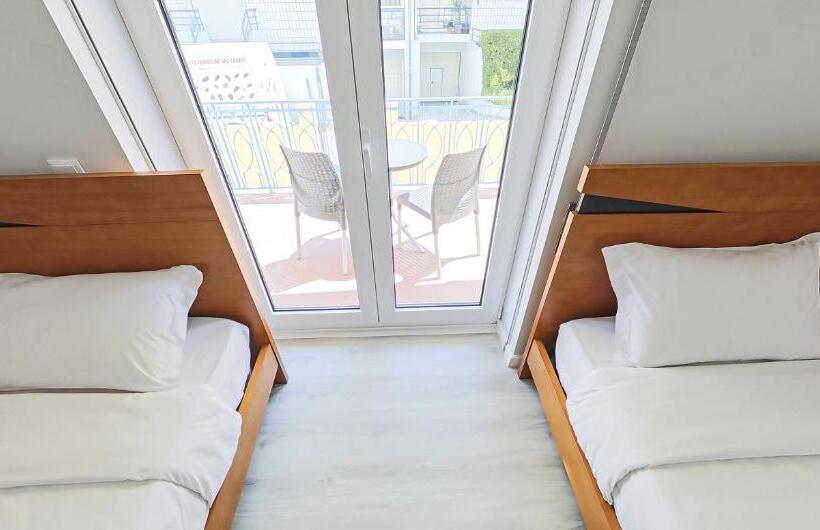 غرفة قياسية مزوَّدة بشُرفة, We Are Hostel