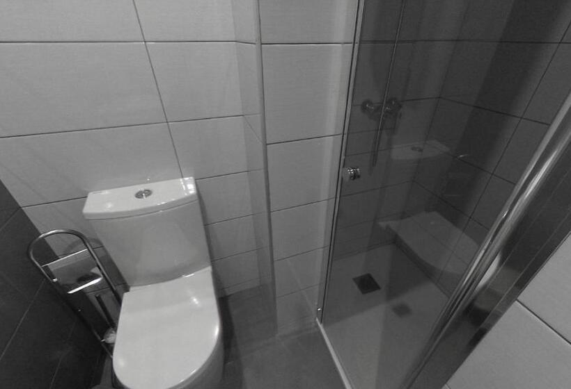 غرفة قياسية رباعية مزودة بشُرفة, We Are Hostel